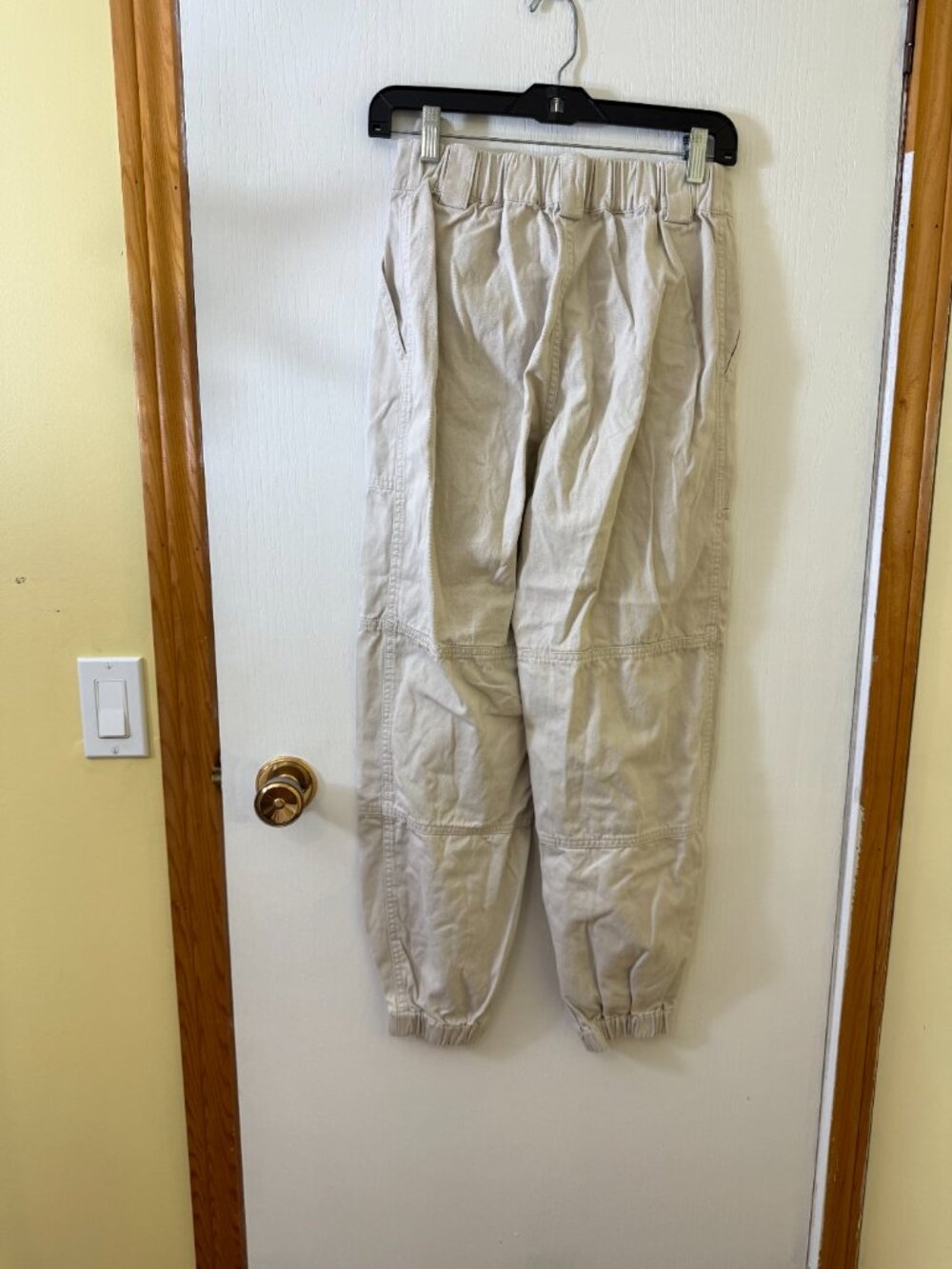 Aritzia TNA Beige Cargo Jogger Pants Size Small - Picture 8 of 8